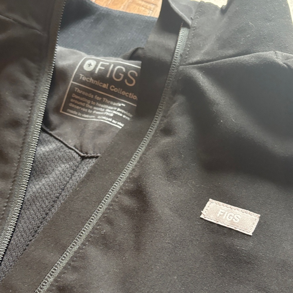 Figs Sydney Performance Black Bomber Jacket - Picture 2 of 16